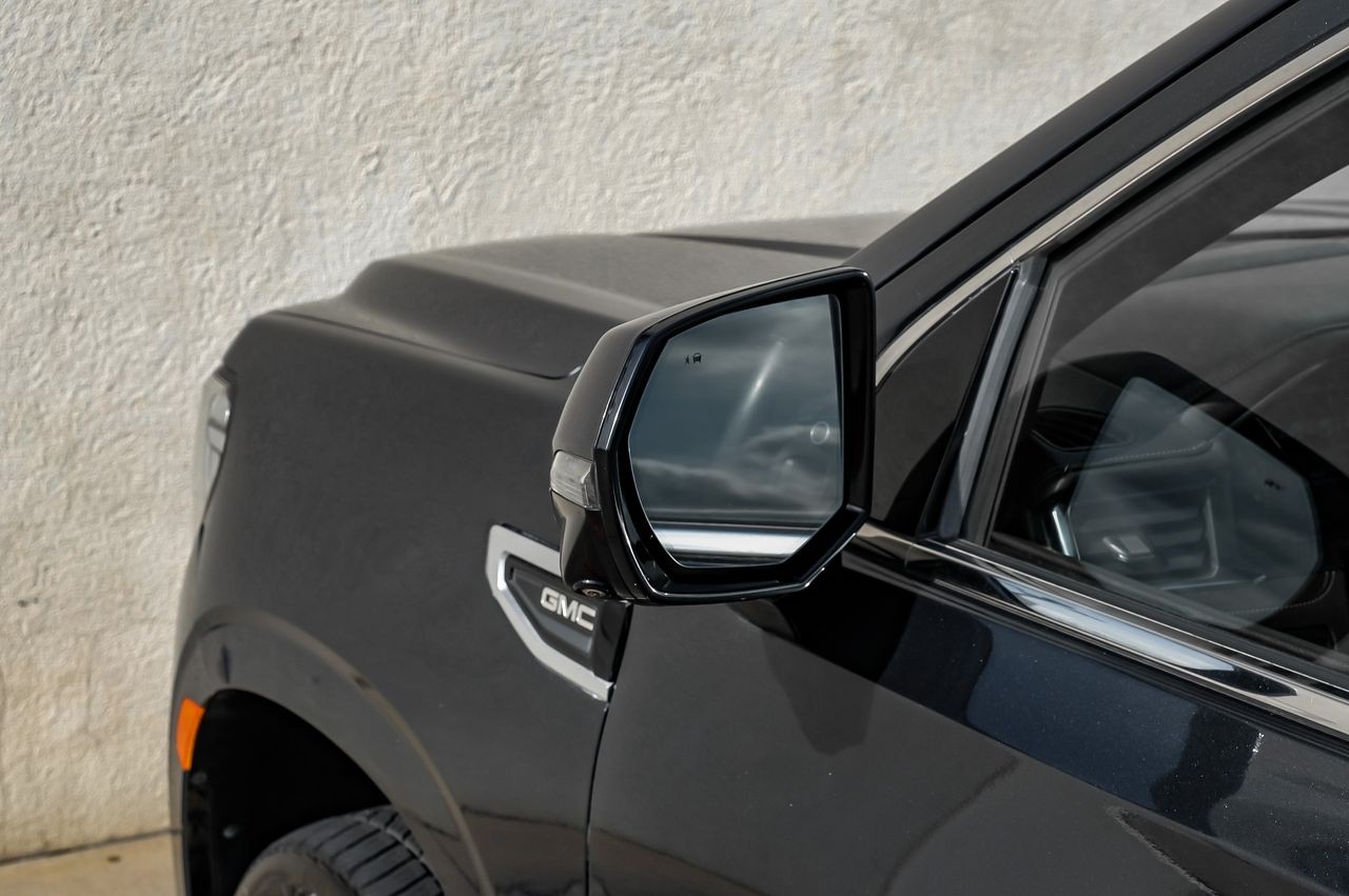 GMC Yukon Vehicle Main Gallery Image 49