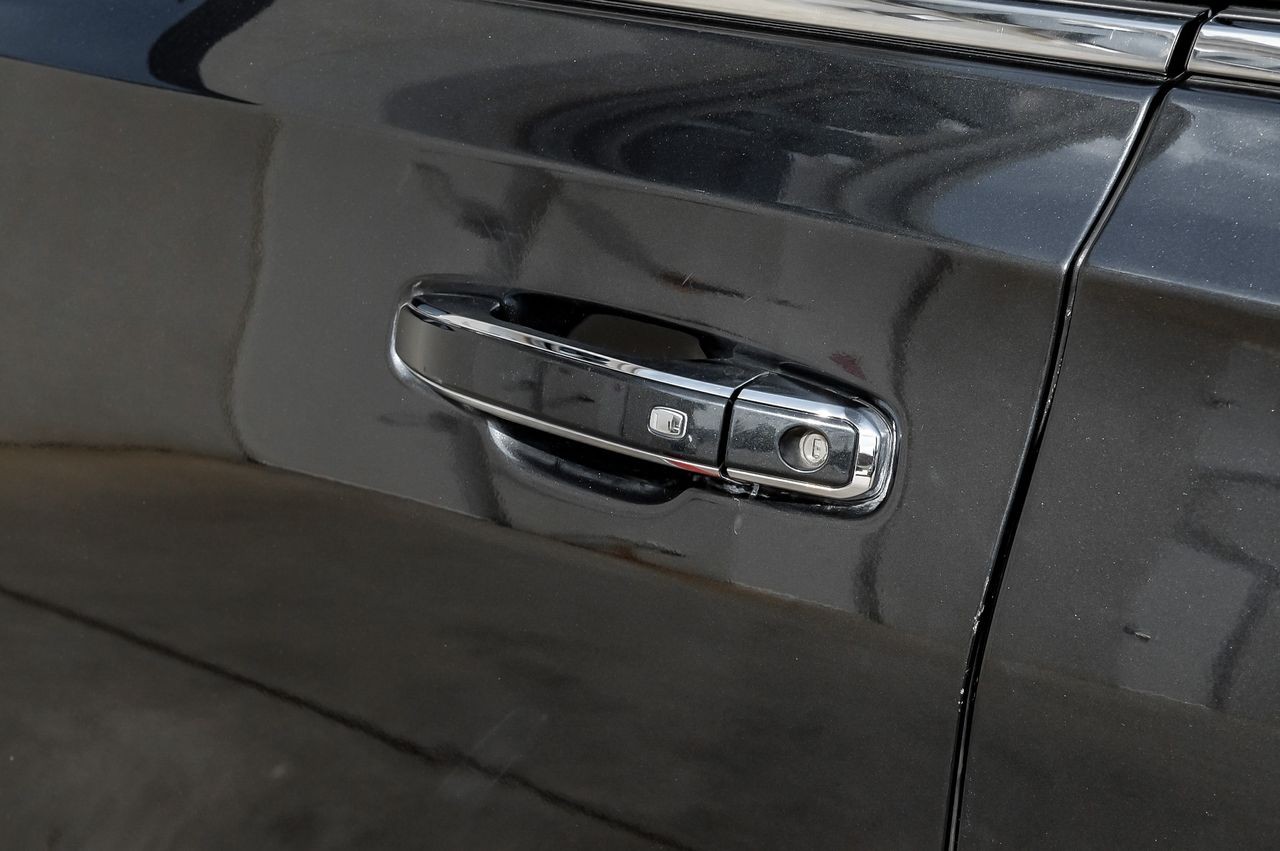 GMC Yukon Vehicle Main Gallery Image 50