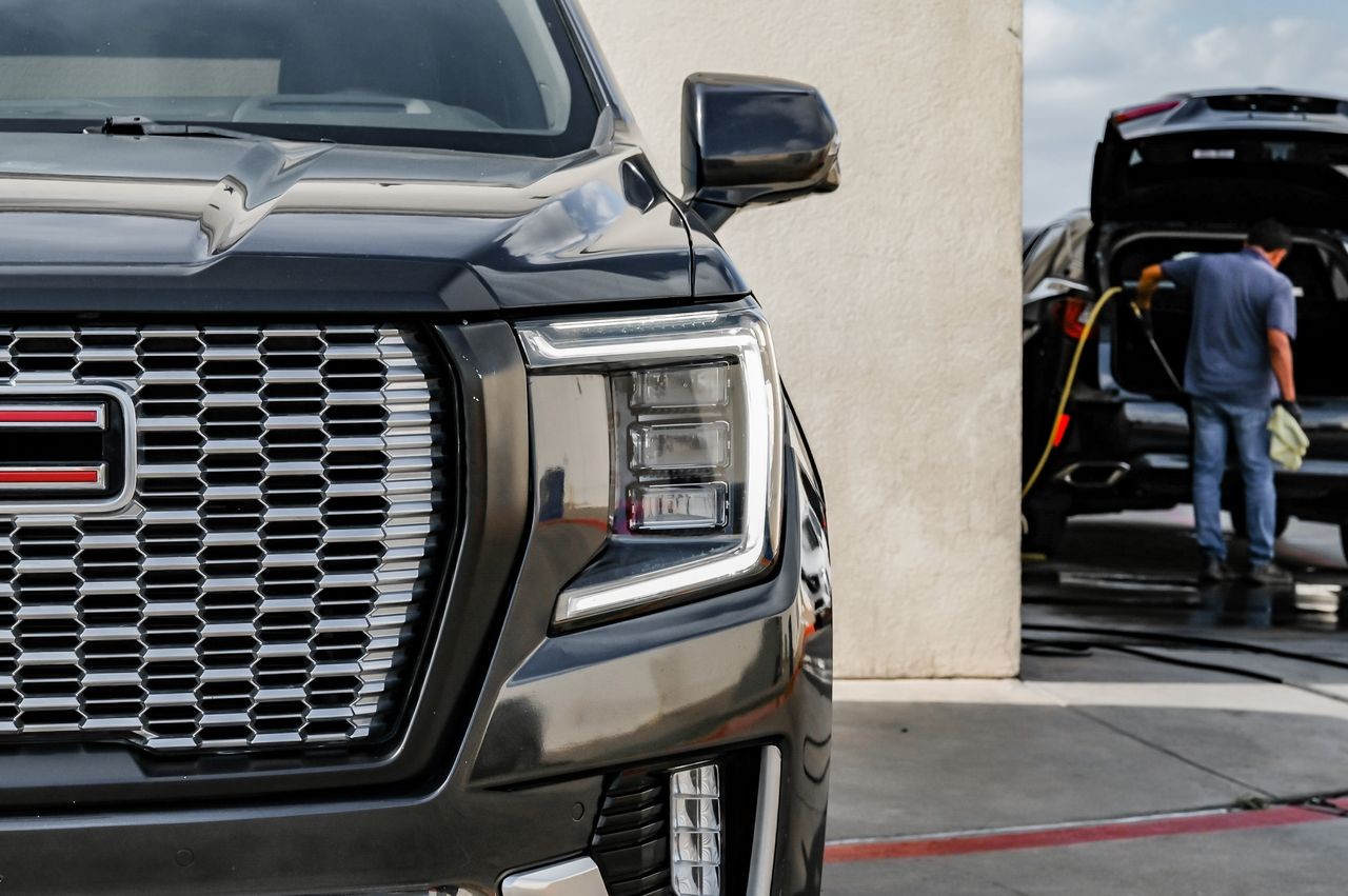 GMC Yukon Vehicle Main Gallery Image 55
