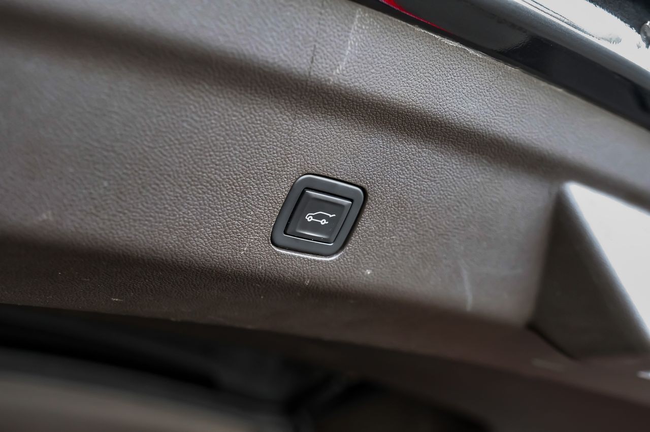 GMC Yukon Vehicle Main Gallery Image 59