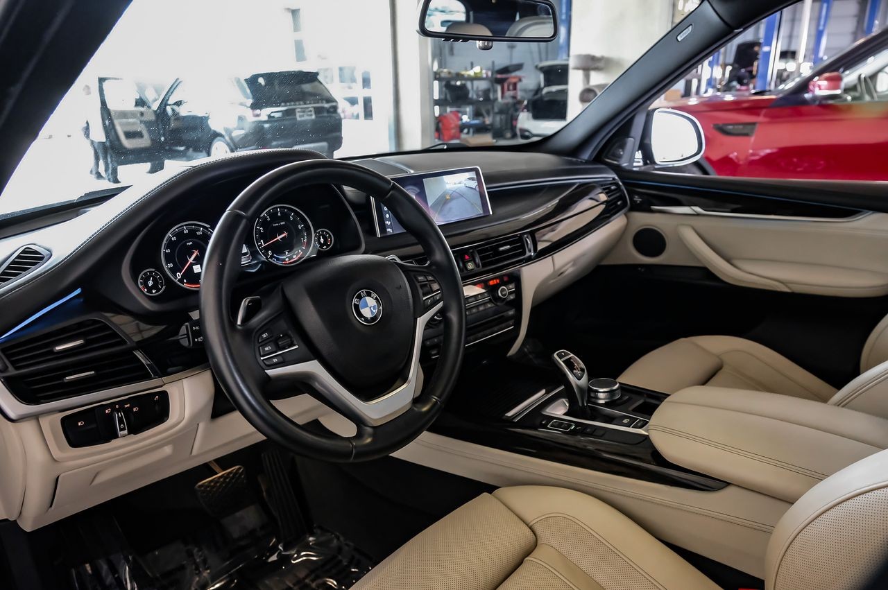 BMW X5 Vehicle Main Gallery Image 03