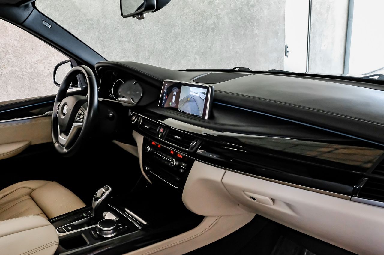 BMW X5 Vehicle Main Gallery Image 13