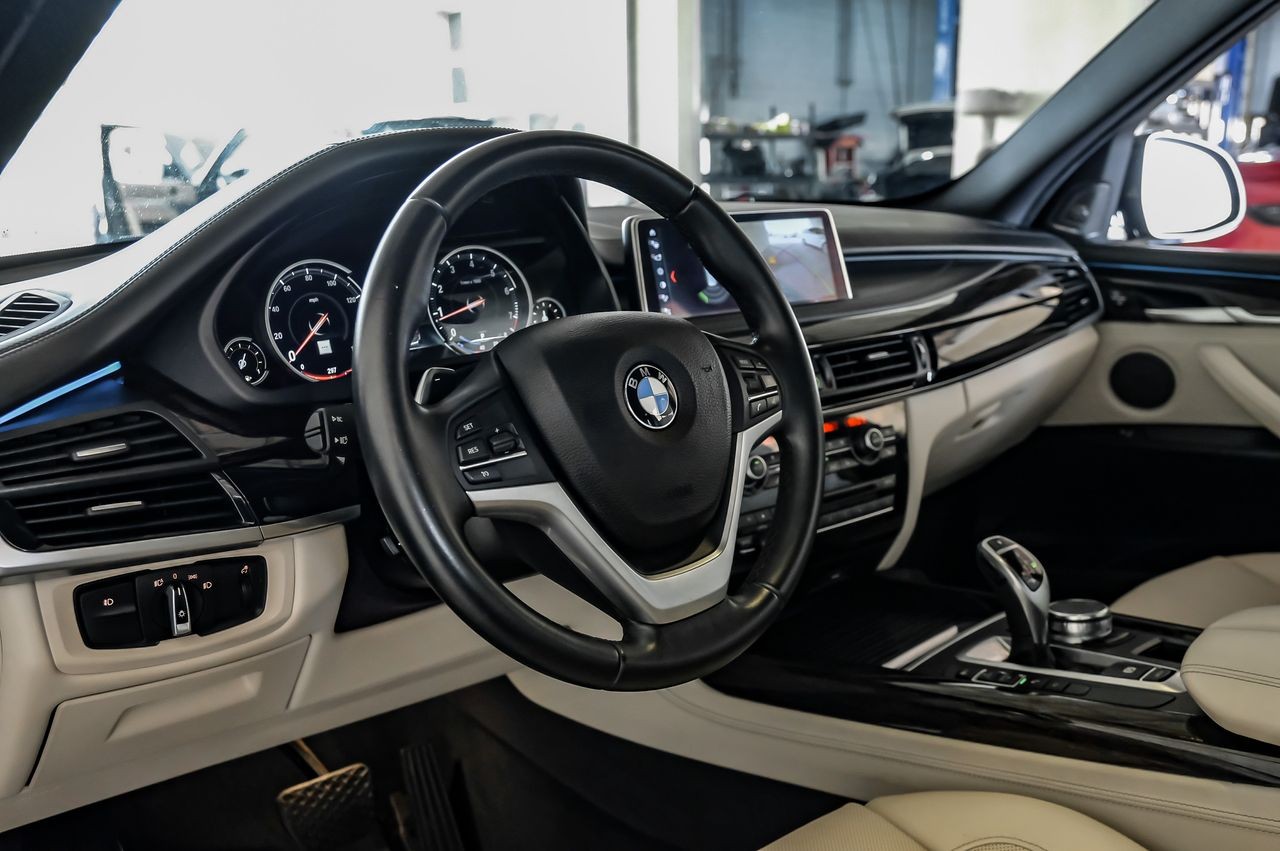 BMW X5 Vehicle Main Gallery Image 16