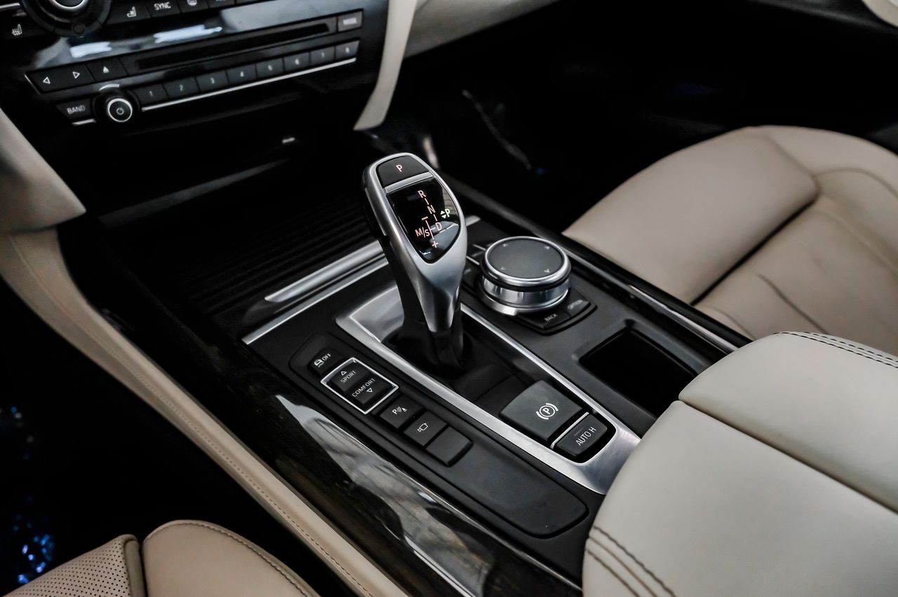 BMW X5 Vehicle Main Gallery Image 24