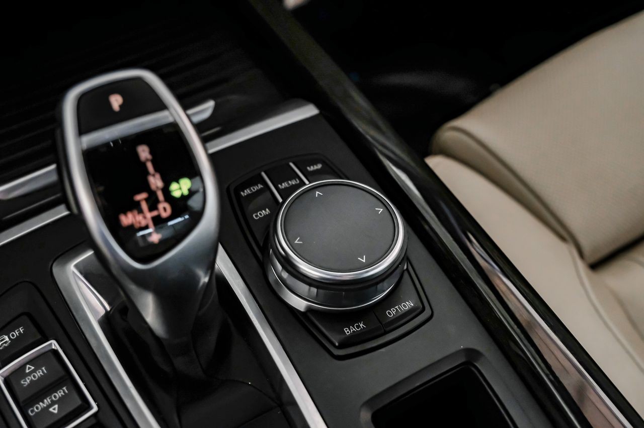 BMW X5 Vehicle Main Gallery Image 25