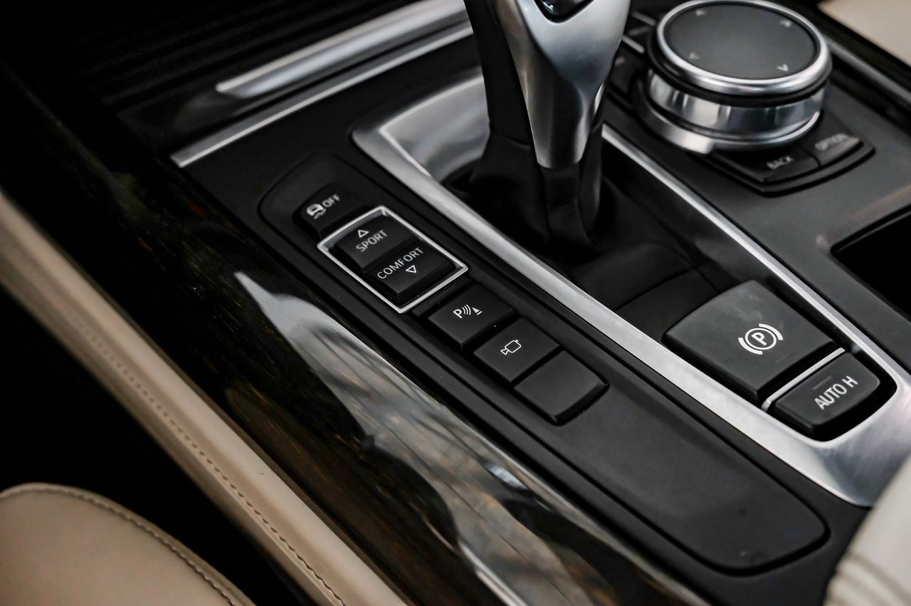 BMW X5 Vehicle Main Gallery Image 26