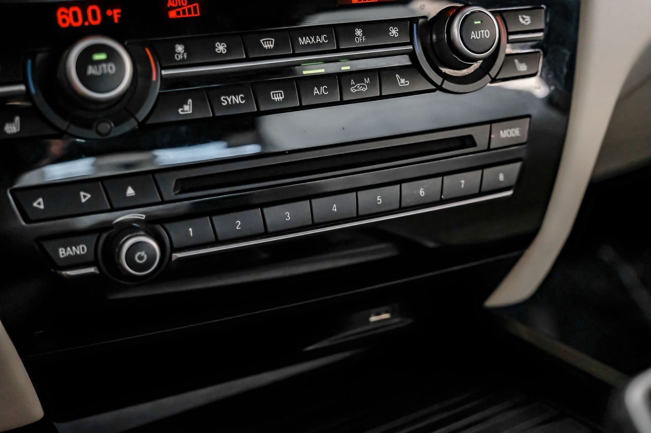 BMW X5 Vehicle Main Gallery Image 30