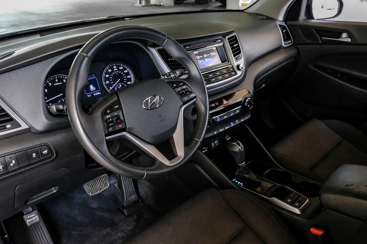 Hyundai Tucson Vehicle Main Gallery Image 03