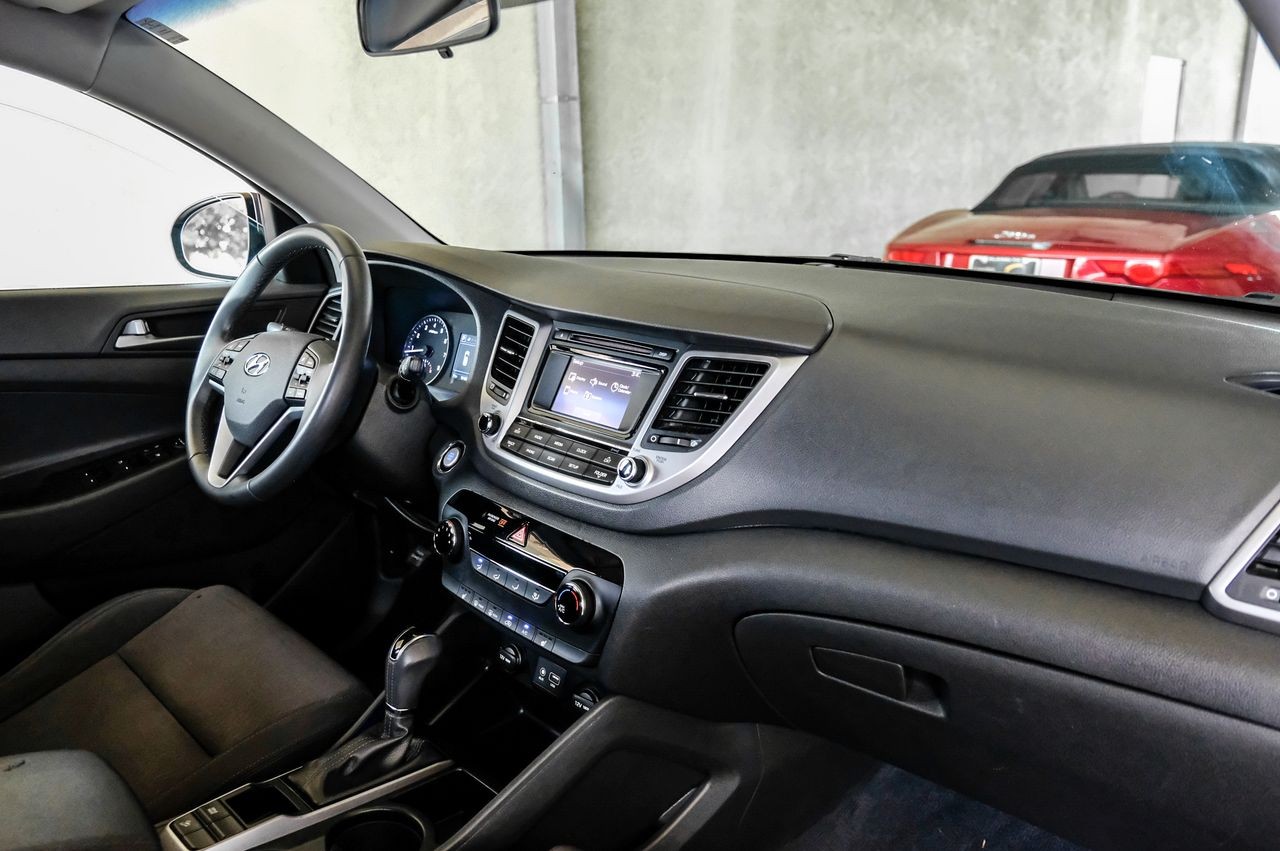 Hyundai Tucson Vehicle Main Gallery Image 12