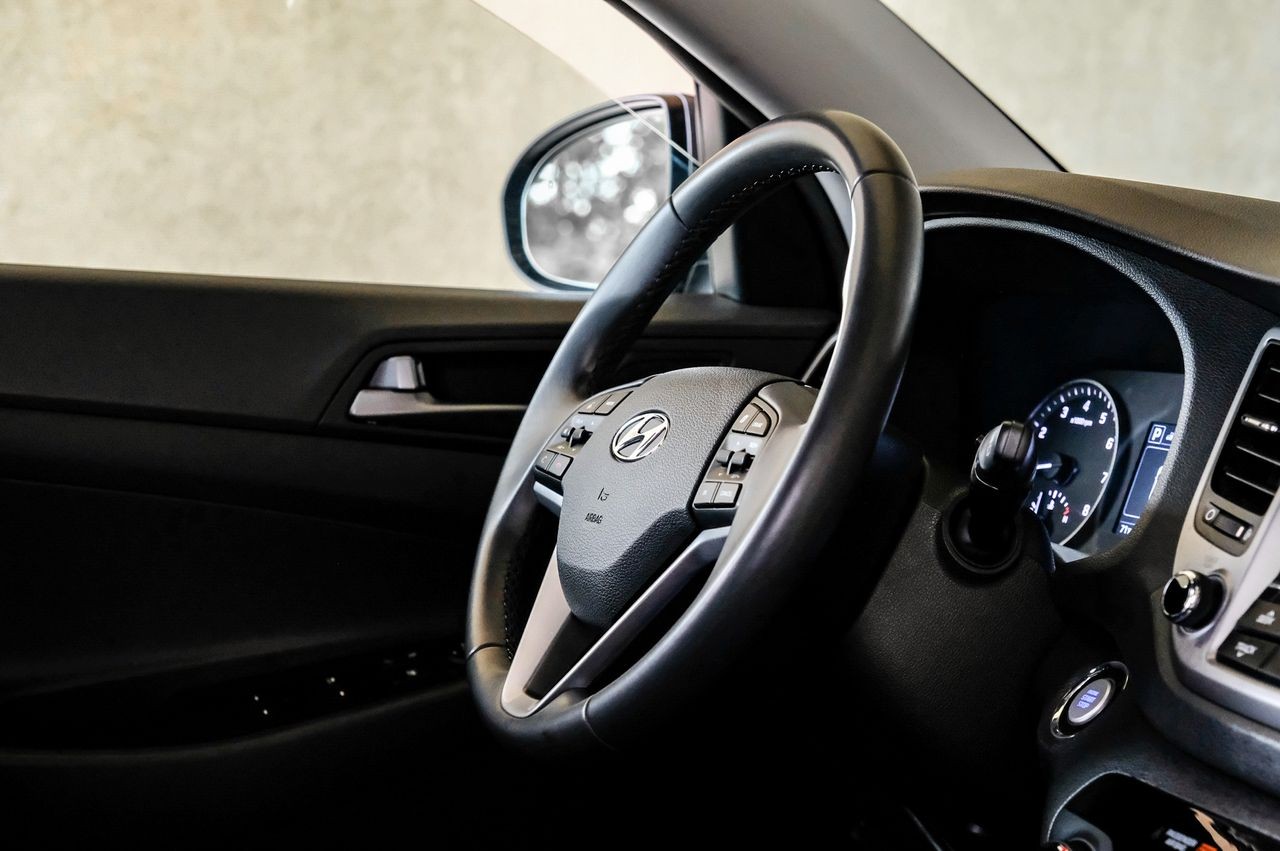 Hyundai Tucson Vehicle Main Gallery Image 13