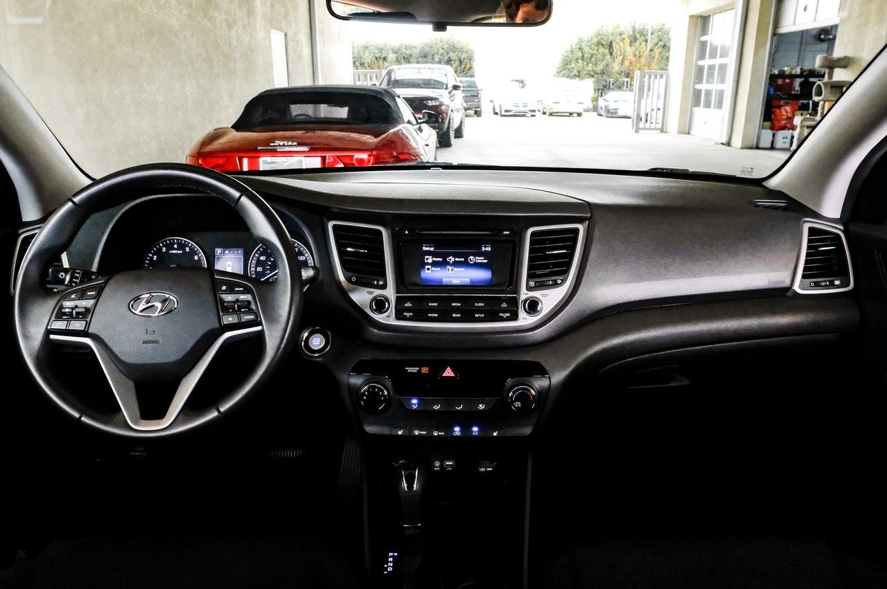 Hyundai Tucson Vehicle Main Gallery Image 14