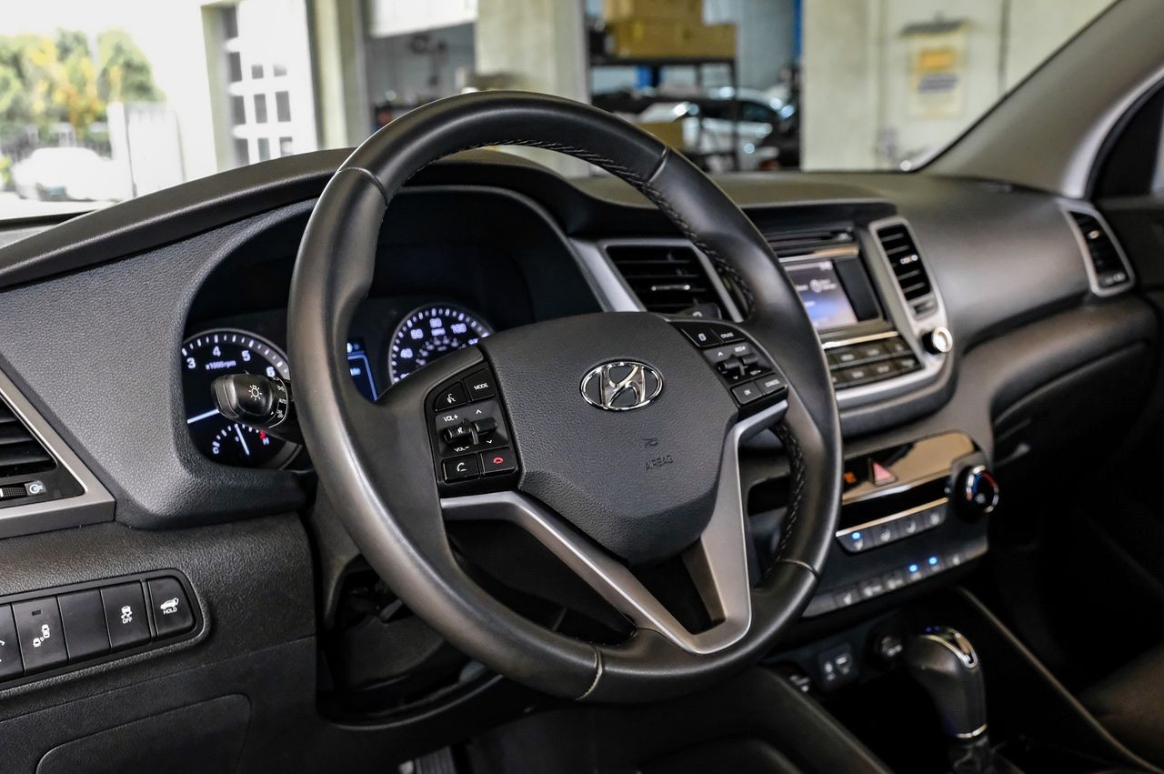 Hyundai Tucson Vehicle Main Gallery Image 15