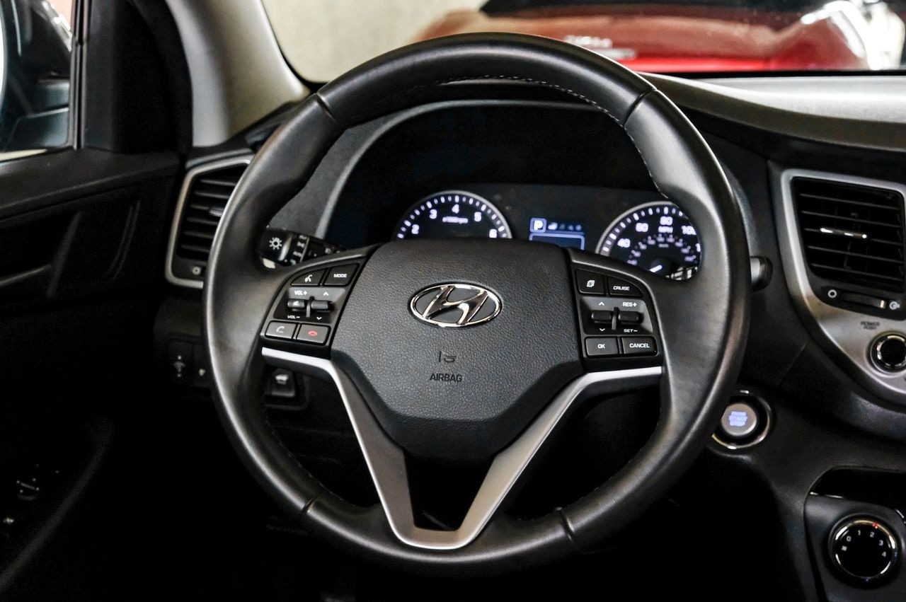 Hyundai Tucson Vehicle Main Gallery Image 16