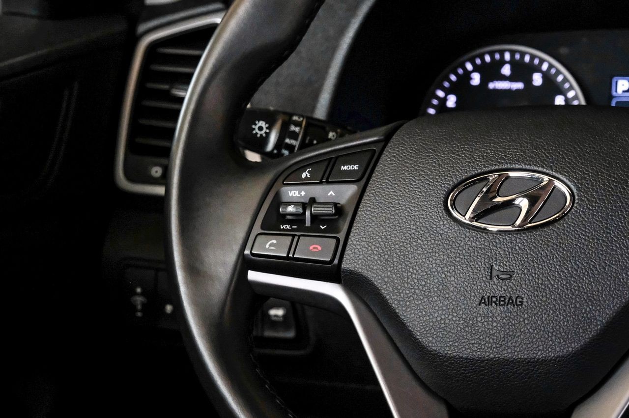 Hyundai Tucson Vehicle Main Gallery Image 17