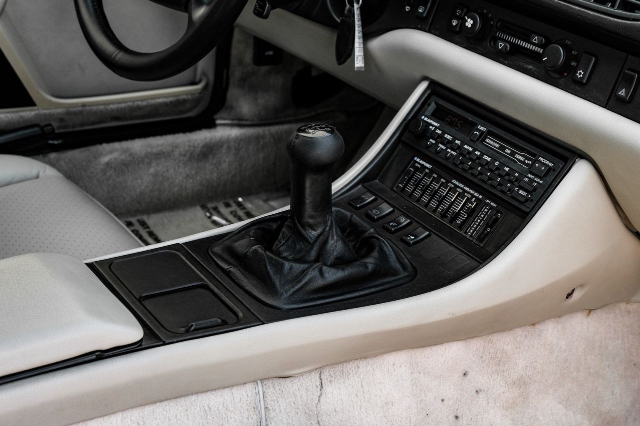 Porsche 944 Vehicle Main Gallery Image 21