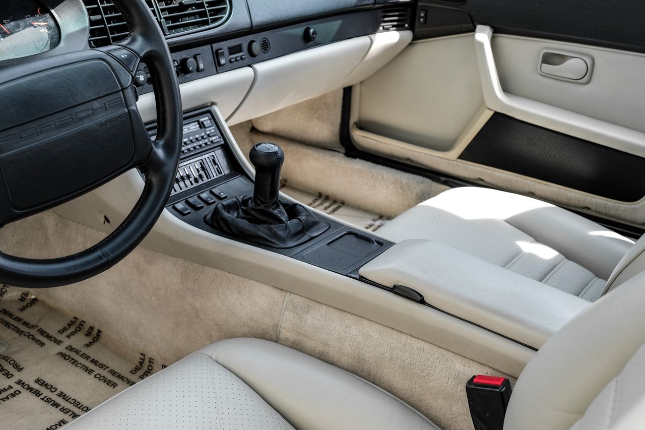 Porsche 944 Vehicle Main Gallery Image 22
