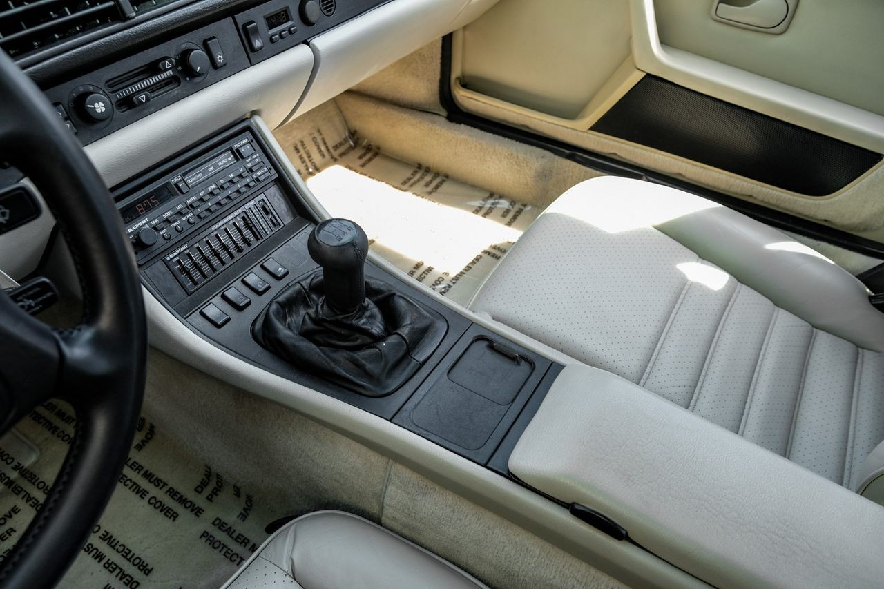Porsche 944 Vehicle Main Gallery Image 23