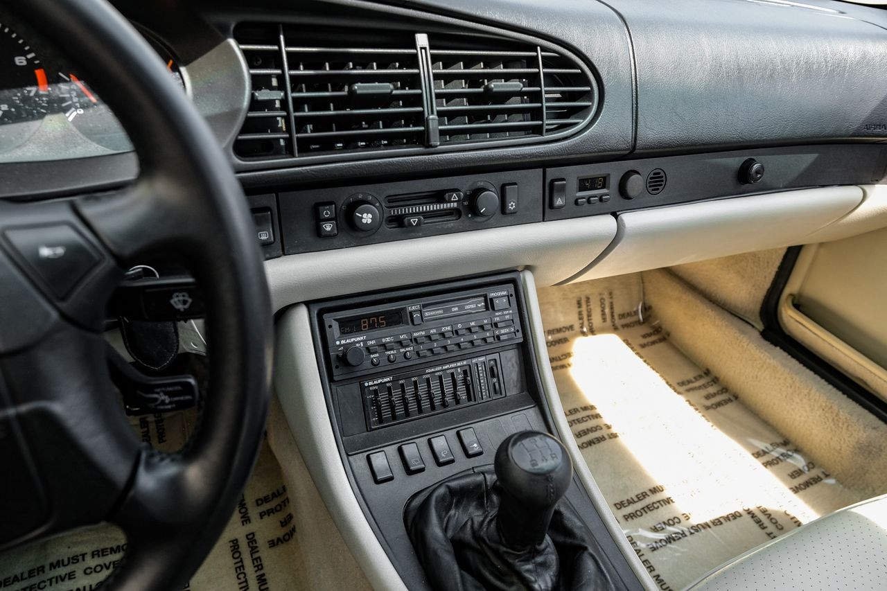 Porsche 944 Vehicle Main Gallery Image 24
