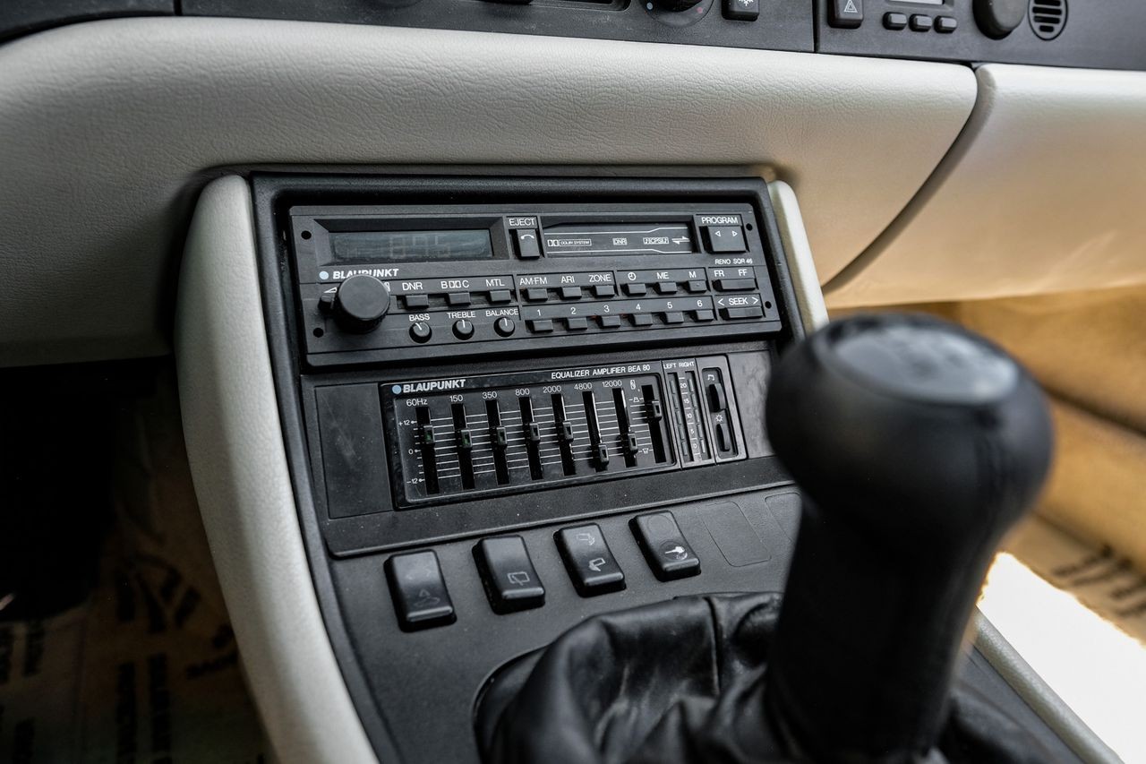 Porsche 944 Vehicle Main Gallery Image 25