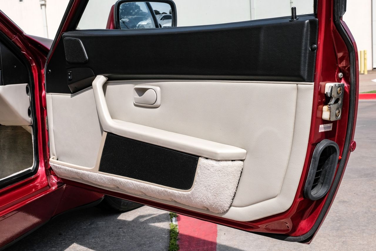 Porsche 944 Vehicle Main Gallery Image 38