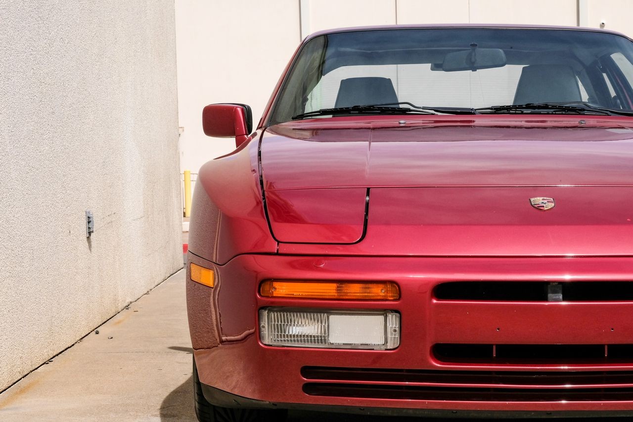 Porsche 944 Vehicle Main Gallery Image 39