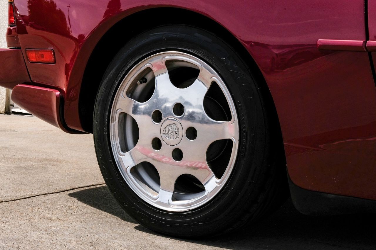 Porsche 944 Vehicle Main Gallery Image 44