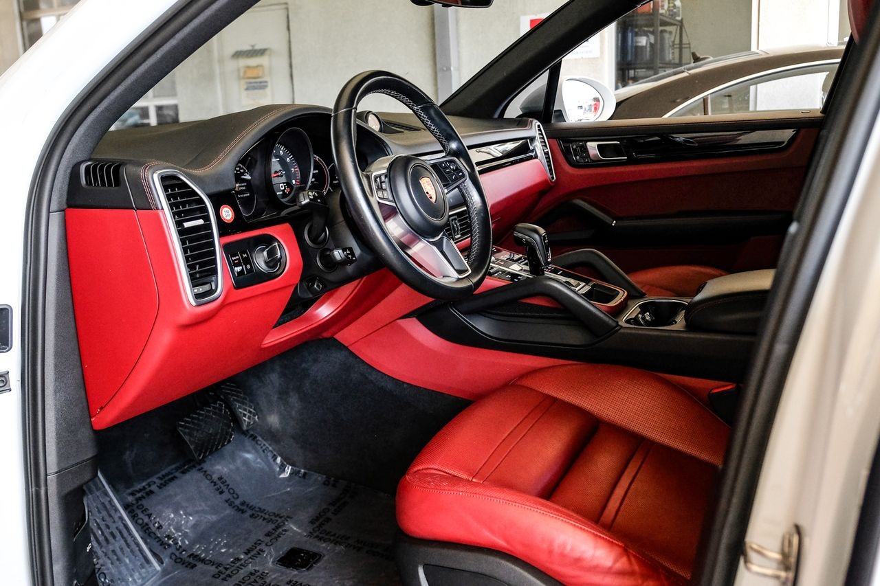 Porsche Cayenne Vehicle Main Gallery Image 03