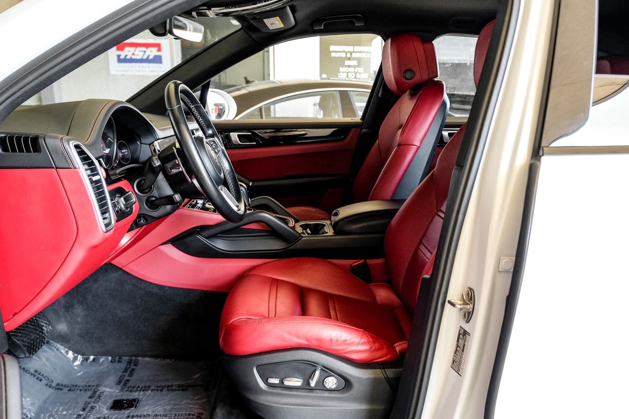 Porsche Cayenne Vehicle Main Gallery Image 04