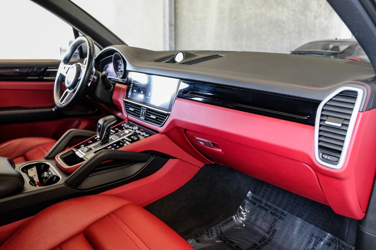 Porsche Cayenne Vehicle Main Gallery Image 12