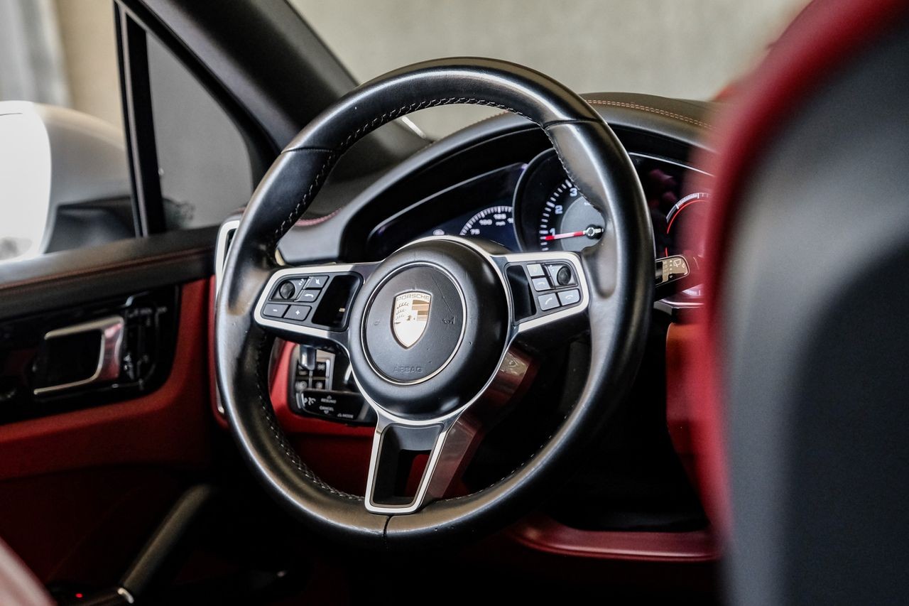 Porsche Cayenne Vehicle Main Gallery Image 13