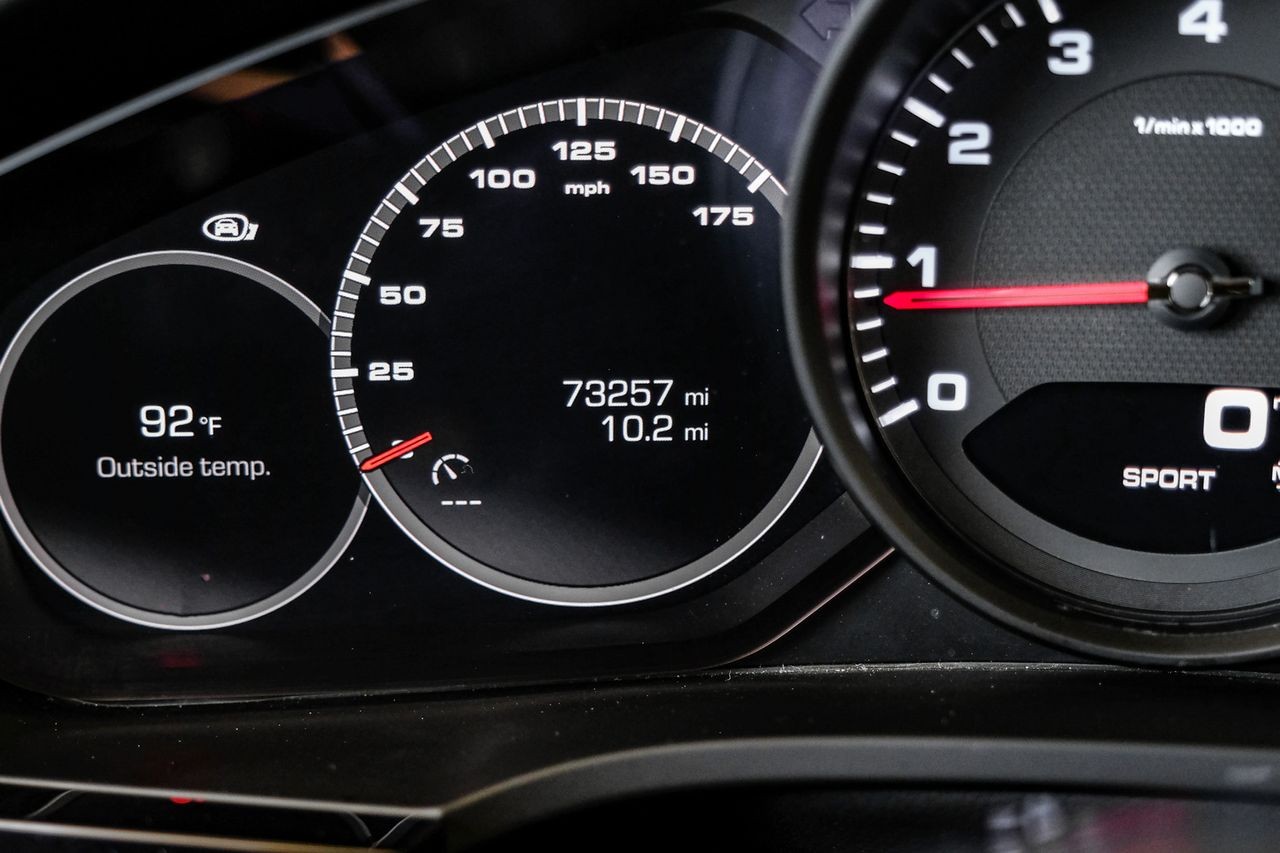 Porsche Cayenne Vehicle Main Gallery Image 19