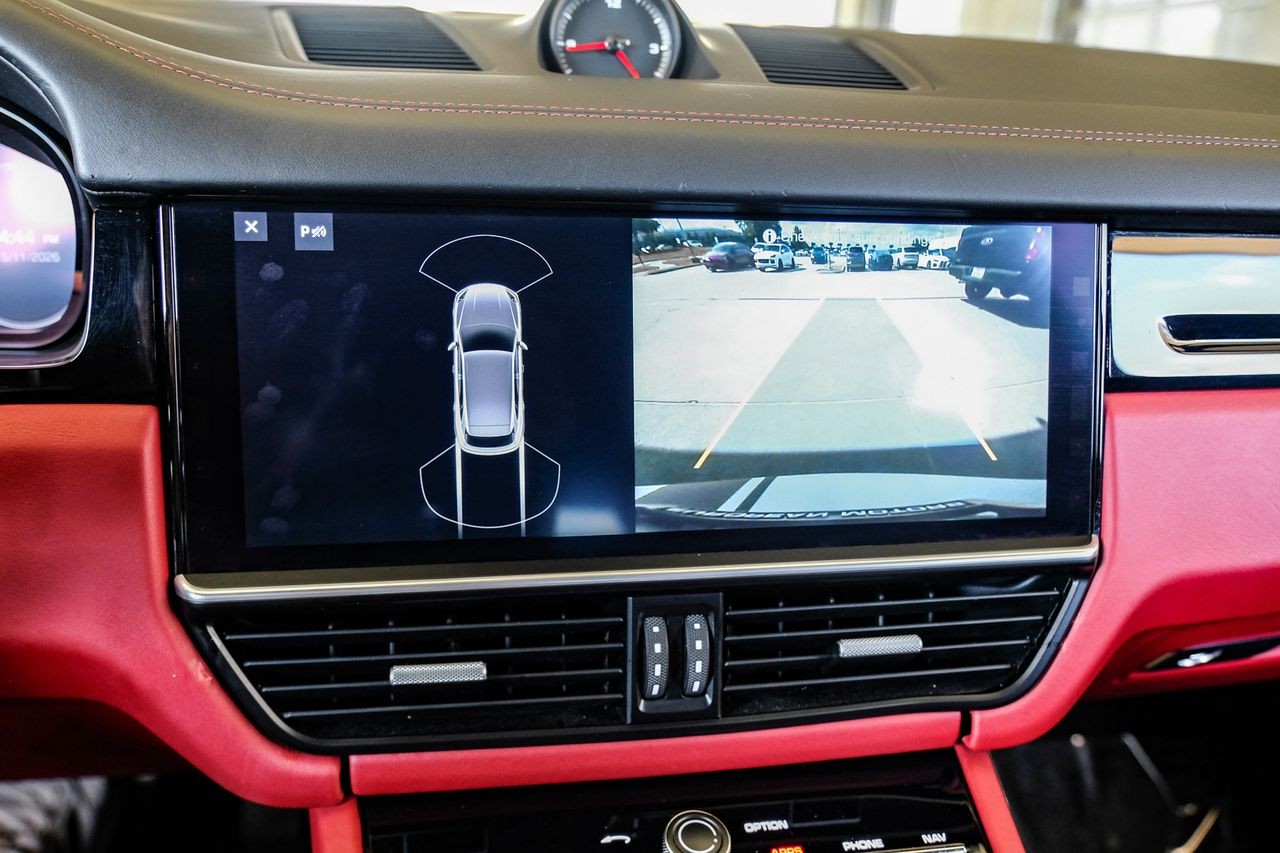 Porsche Cayenne Vehicle Main Gallery Image 21