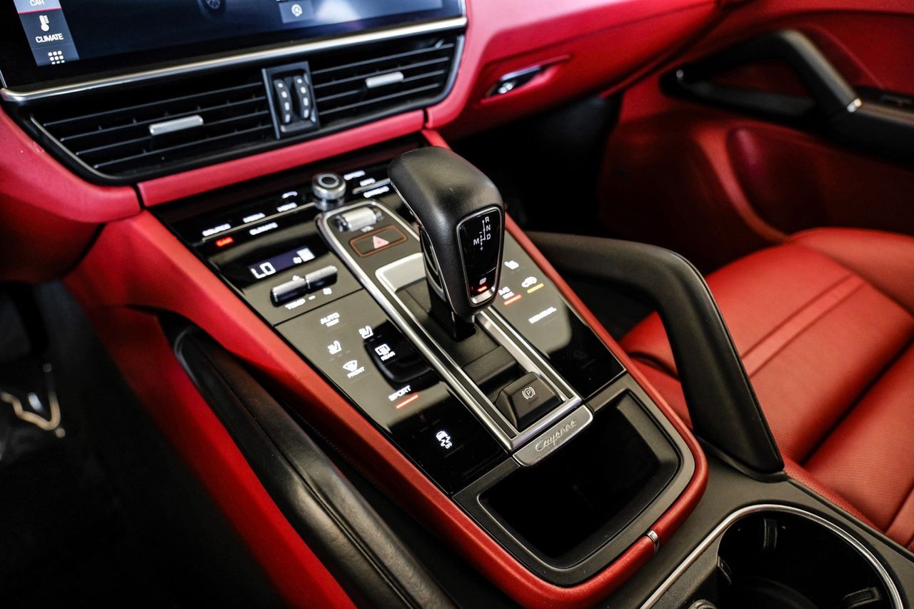 Porsche Cayenne Vehicle Main Gallery Image 22