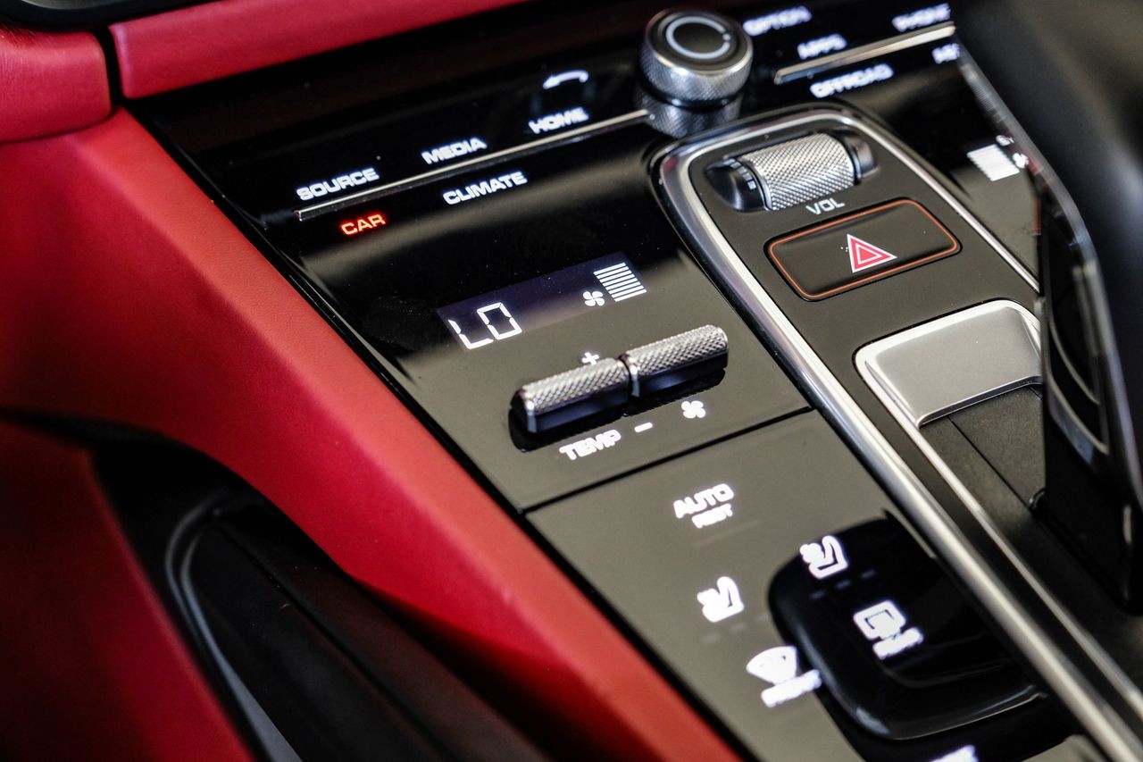Porsche Cayenne Vehicle Main Gallery Image 23
