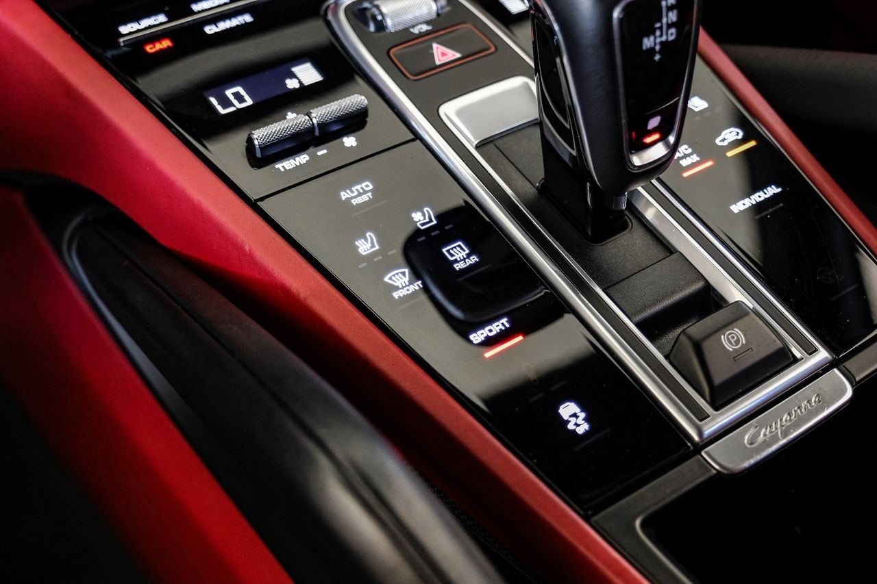 Porsche Cayenne Vehicle Main Gallery Image 24