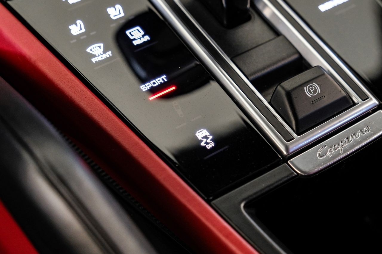 Porsche Cayenne Vehicle Main Gallery Image 25