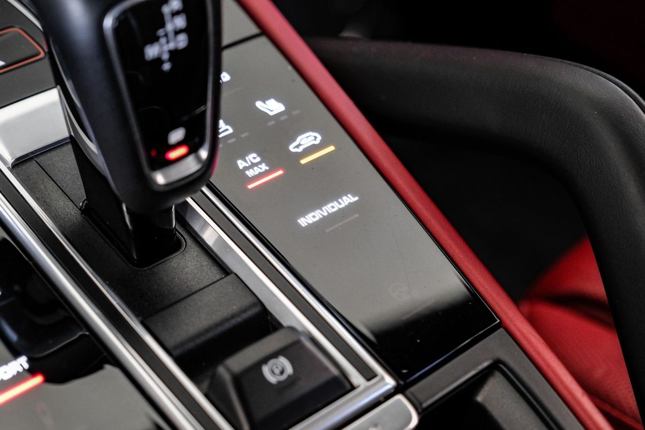 Porsche Cayenne Vehicle Main Gallery Image 26