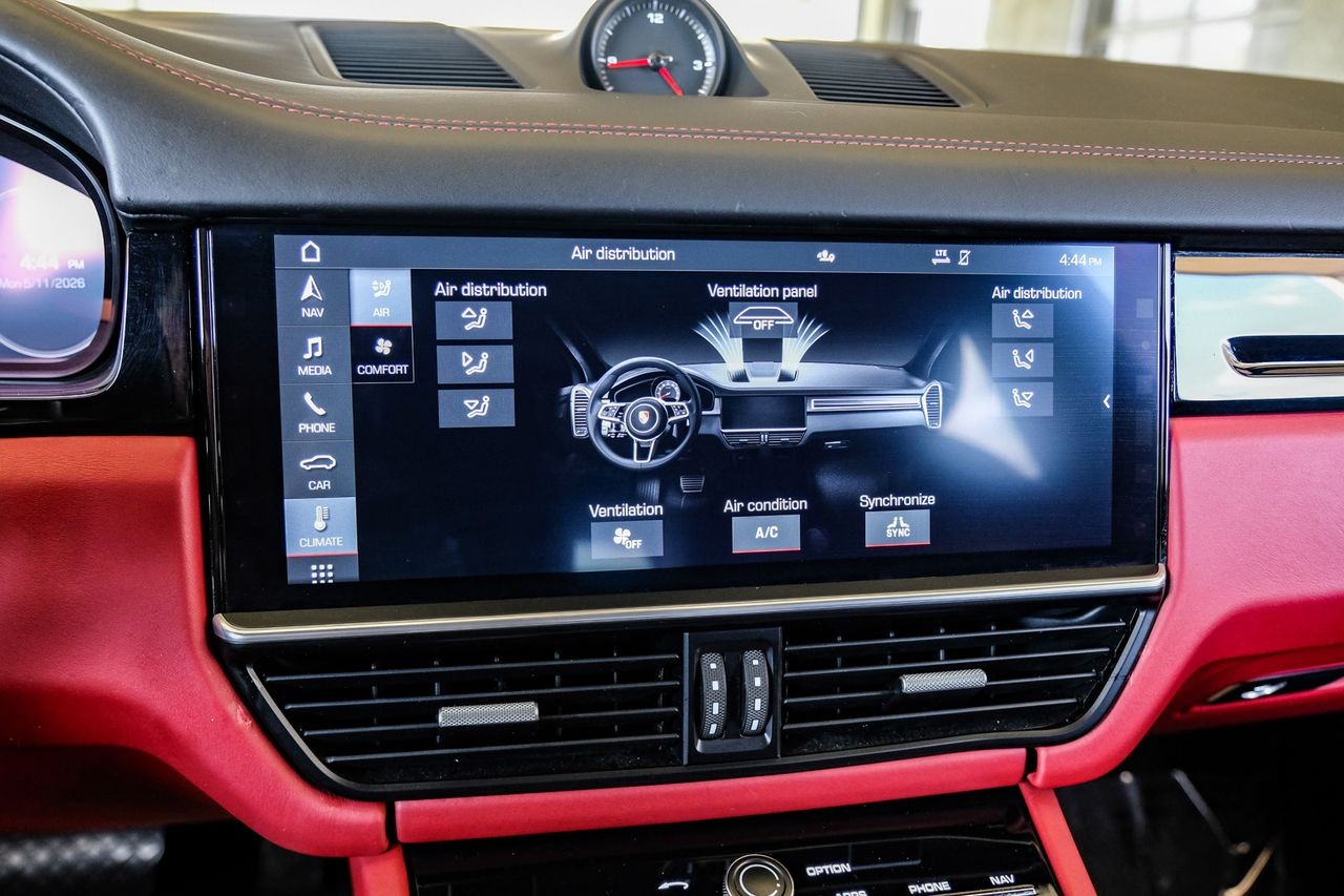 Porsche Cayenne Vehicle Main Gallery Image 31