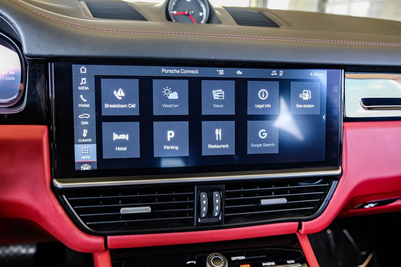 Porsche Cayenne Vehicle Main Gallery Image 32