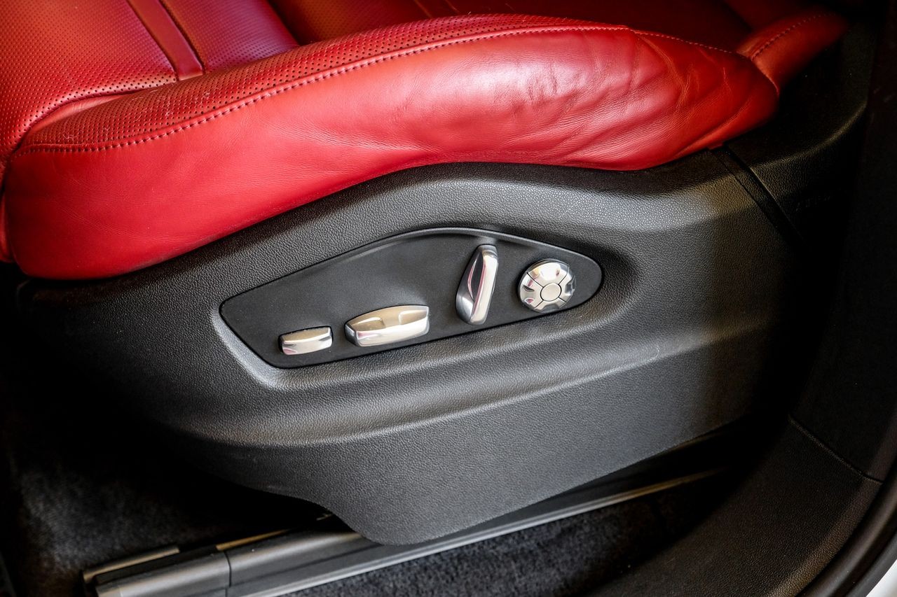 Porsche Cayenne Vehicle Main Gallery Image 34