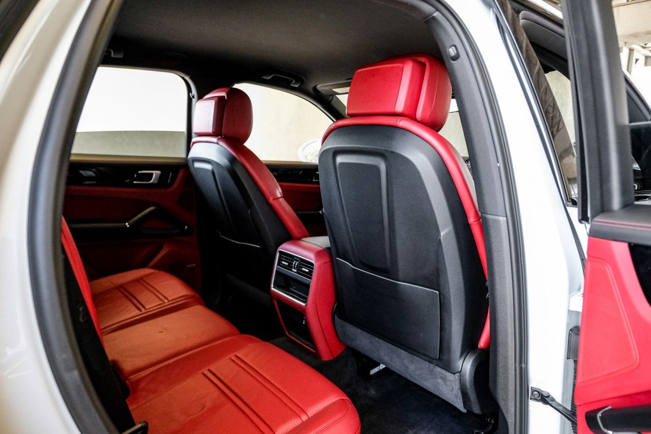 Porsche Cayenne Vehicle Main Gallery Image 38