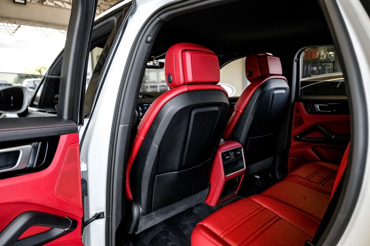 Porsche Cayenne Vehicle Main Gallery Image 39