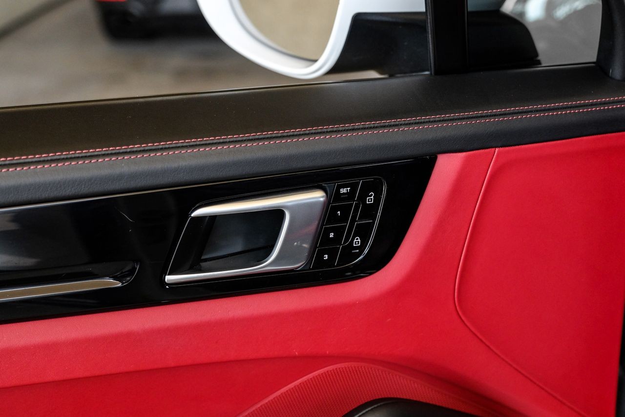 Porsche Cayenne Vehicle Main Gallery Image 45