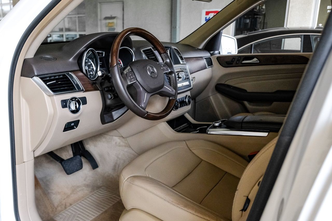 Mercedes-Benz M-Class Vehicle Main Gallery Image 03