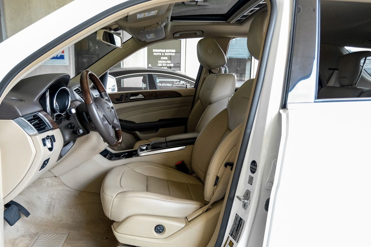 Mercedes-Benz M-Class Vehicle Main Gallery Image 04