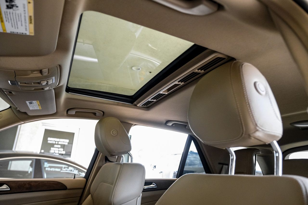 Mercedes-Benz M-Class Vehicle Main Gallery Image 05