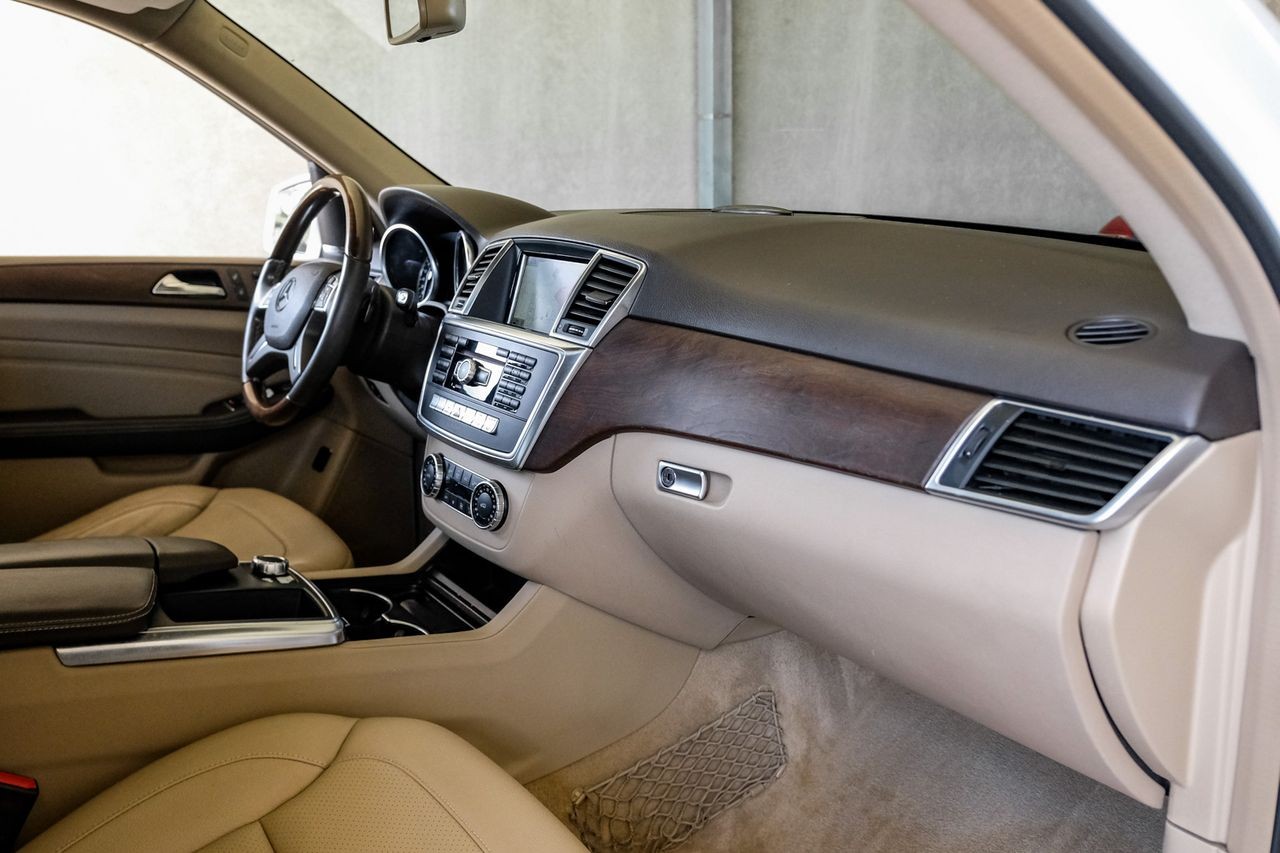 Mercedes-Benz M-Class Vehicle Main Gallery Image 13
