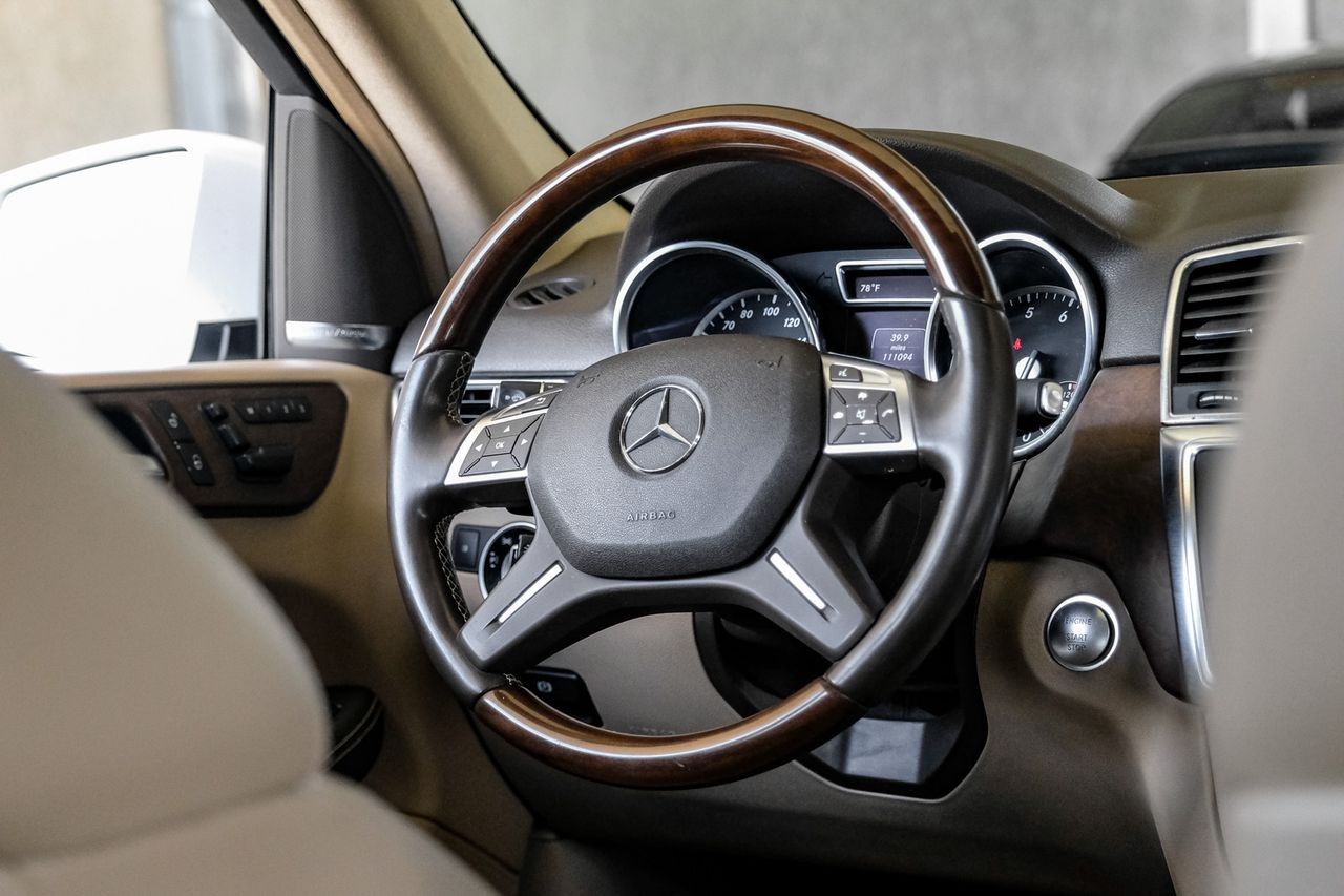 Mercedes-Benz M-Class Vehicle Main Gallery Image 14