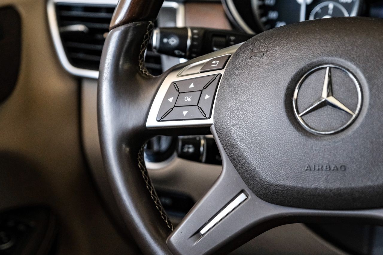 Mercedes-Benz M-Class Vehicle Main Gallery Image 17