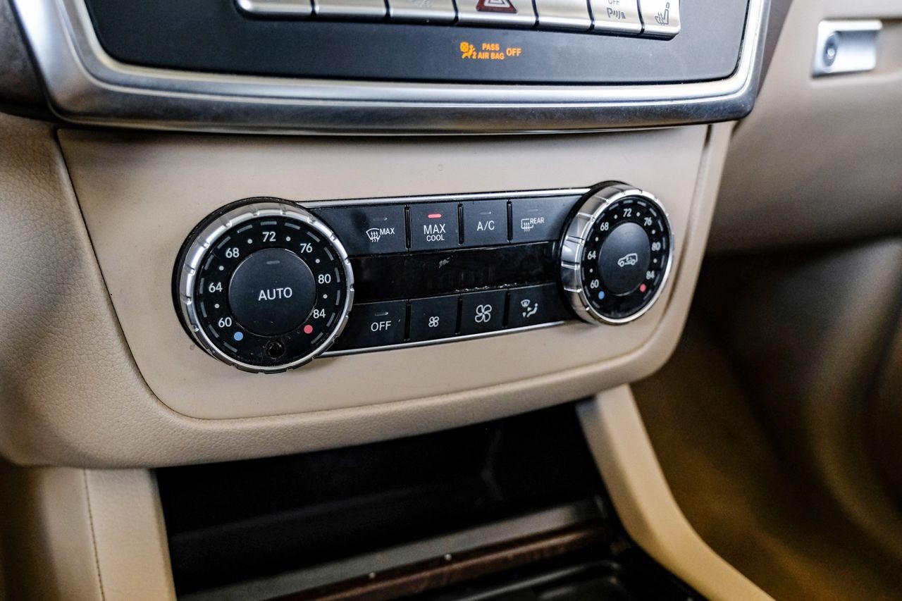 Mercedes-Benz M-Class Vehicle Main Gallery Image 24